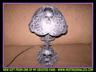 KICKASS GOTHIC SKULL LAMP
