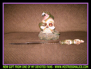 SKULL DAGGER AND STAND